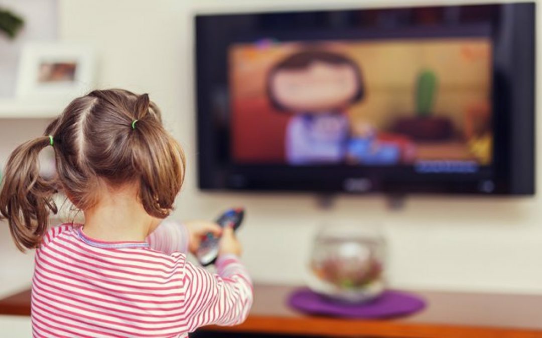 Mayoría de niños y niñas entre 6 y 12 años ven contenidos sin supervisión y preescolares eligen los programas que consumen